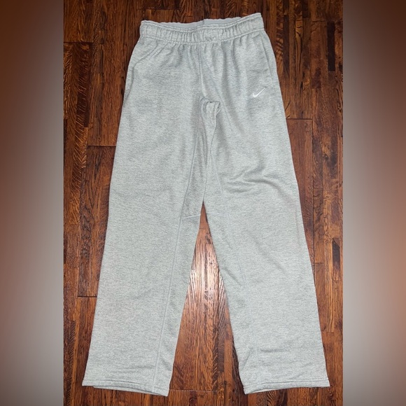 NIKE Therma Fit Straight Leg Sweatpant in Light Gray Size Small - Picture 1 of 6